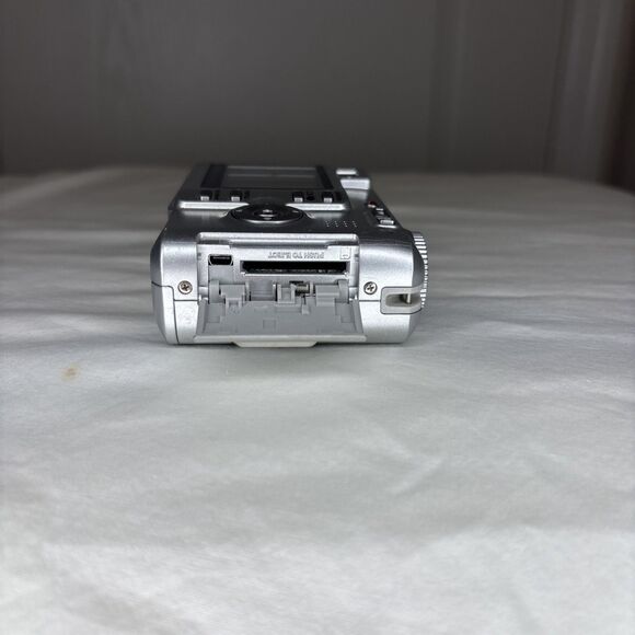 Kodak EasyShare C533 5.0MP Digital Camera - Silver For Parts/Repair - Picture 4 of 4
